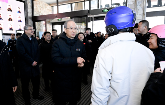 11��22�գ�����ʡ2025-2026��ѩ���_���ߵ�31�ü����Fڡ��ѩ��(ji��)�_Ļʽ�ڼ����������ɻ����ȼم^(q��)�e����ʡί��ӛ�S��(qi��ng)��ѩ�ߴ�d�c��ʡ�ο��H�н�����