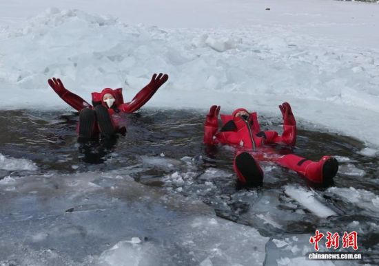 2��5��������ʡ�L���У�һ헪��صı����Ŀ���������ο�ǰ���w����ڇ�(y��n)������У����c��������Ŀ�ļtɫ�����b������ȻƯ���ڱ���֮�������܄e�µı�ѩ��Ȥ�������� �z