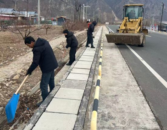 圖二:開展環(huán)境整治_副本 和龍市委宣傳部/供圖 圖二:開展環(huán)境整治_副本 和龍市委宣傳部/供圖