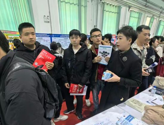 人才中心工作人員發(fā)放政策宣傳材料 安圖縣委宣傳部/供圖 人才中心工作人員發(fā)放政策宣傳材料 安圖縣委宣傳部/供圖